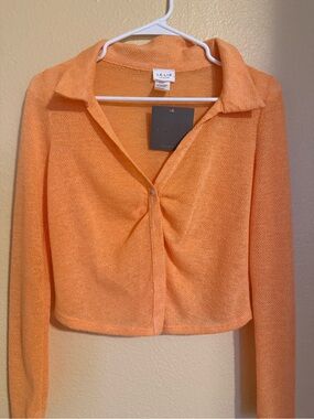 Le Lis Peach Twist-Front Collared Crop Top